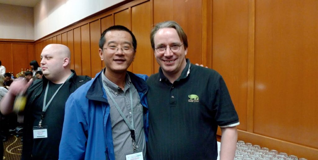 圖為 2011 年桑樹多在 Portland Linux Kernel Developer Summit 上與 Linus Torvalds的合影